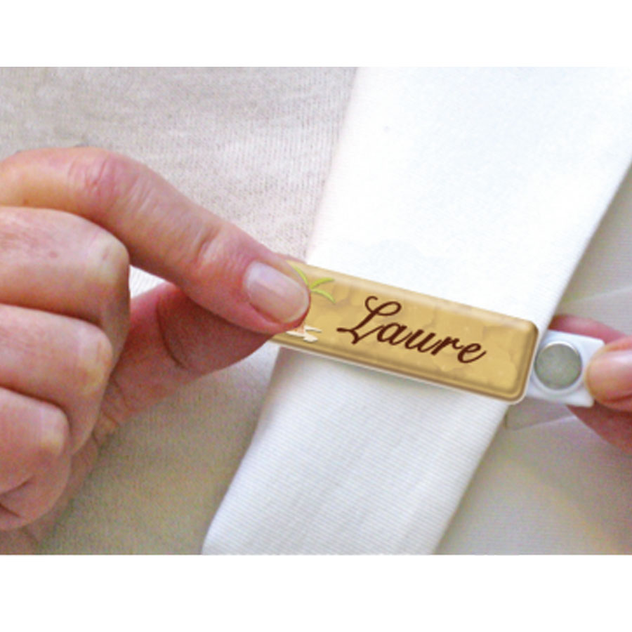 Badge personnalisé avec une attache magnétique - Résistant et pratique, n'abime pas les vêtements !