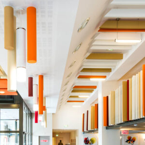 Dalles etr cloisons phoniques pour la correction du son dans une zone d'accueil