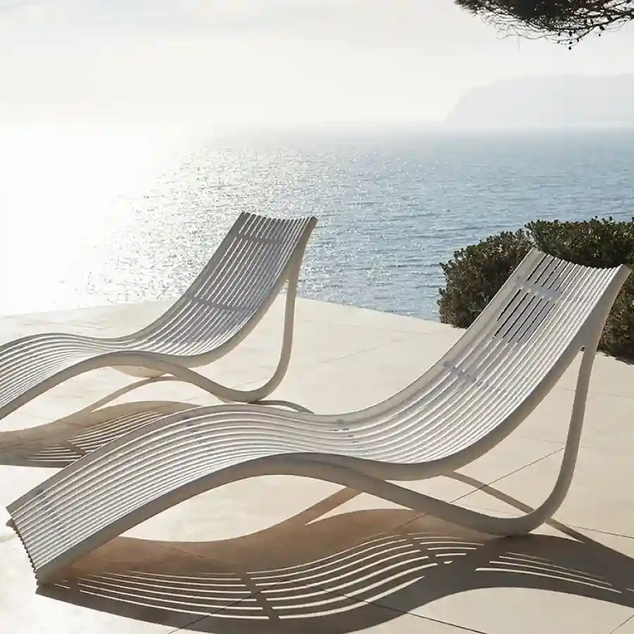 bain de soleil bord de piscine