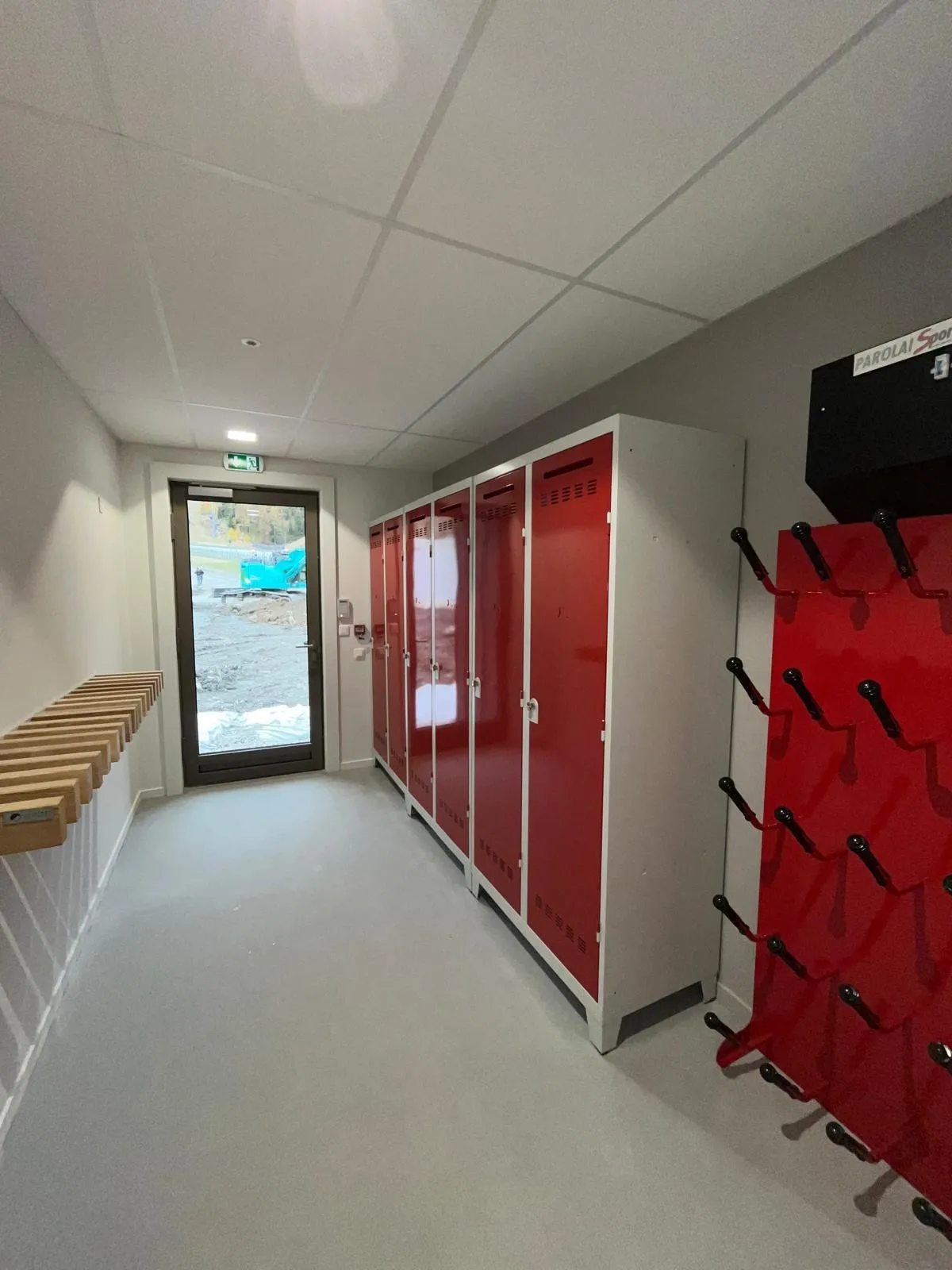 casier de vestiaire, sèche chaussure et rack à ski en situation