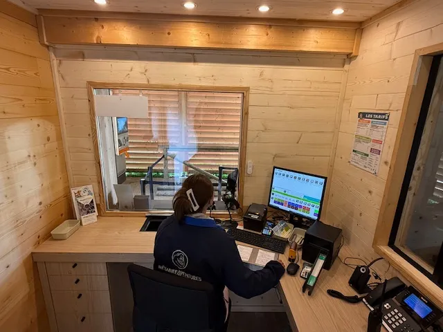 agent d'accueil à son poste de travail - ergonomique
