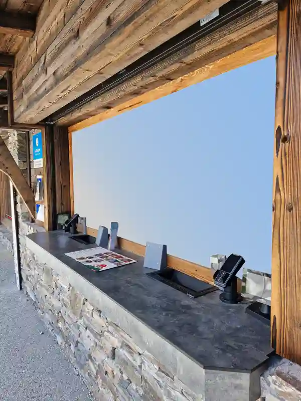 aménager une caisse de billetterie - vue de l'extérieur